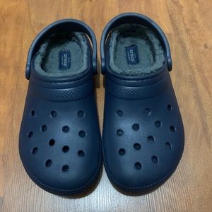 NAVY CROCS